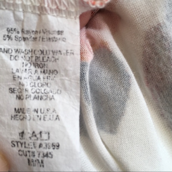 🦋 3 for $25 - 🇺🇸 Floral Print Soft Rayon Knit Vneck Tee - Picture 8 of 8